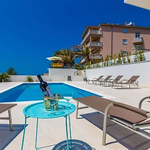  Apartment Ria